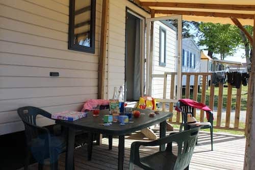 Terrasse d'un mobil-home en location dans notre camping en Loire-Atlantique