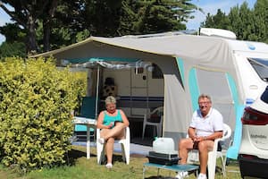 Tente sur un emplacement au camping à Tharon Plage