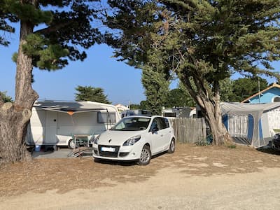 Emplacement pour caravanes, tentes et camping-cars